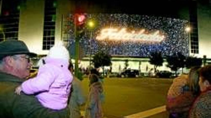 Las luces de Navidad iluminan calles y comercios de Badajoz