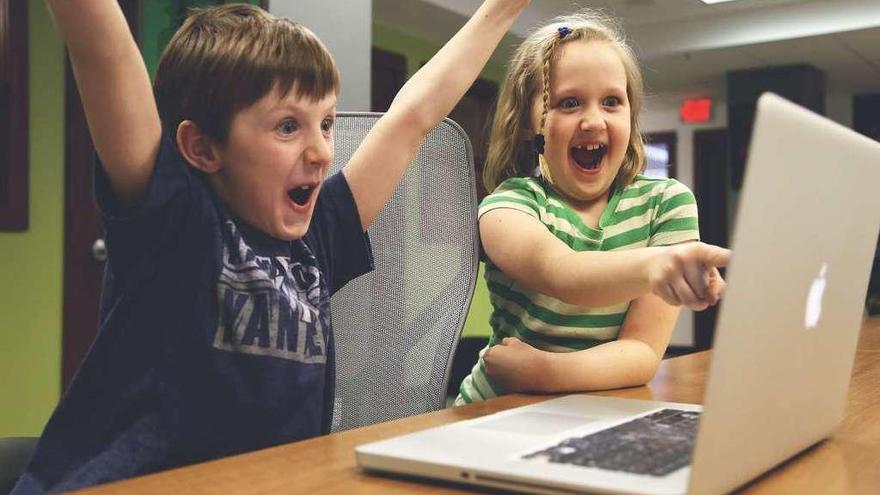 Dos niños durante una sesión con un ordenador.