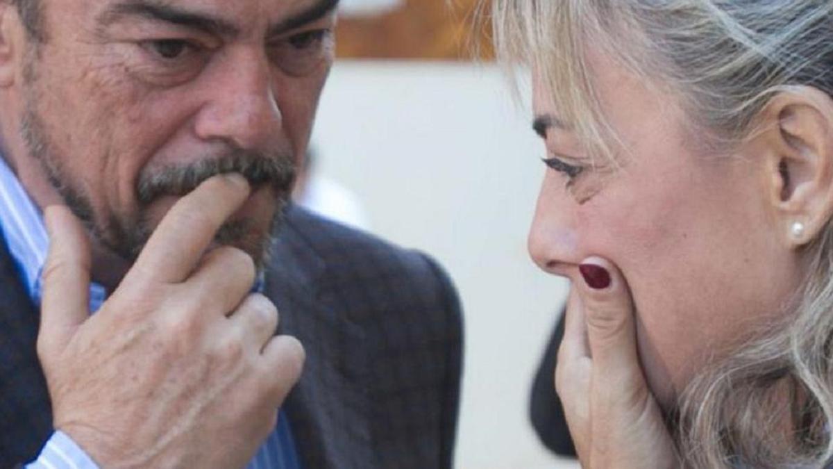 El alcalde de Alicante, Luis Barcala, conversa con la exalcaldesa Sonia Castedo, a la que mantuvo la petición de cuatro años de cárcel.