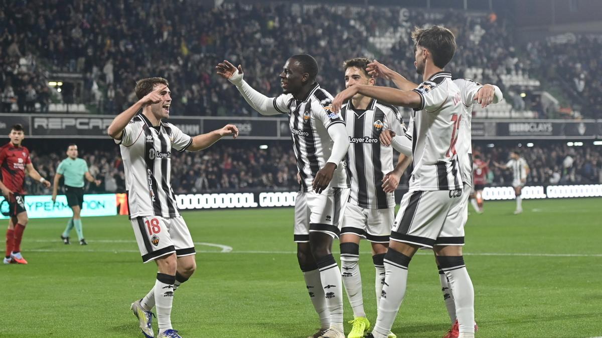 Pablo Santiago, Marco Doué, Álex Calatrava y Lucas Alcázar celebran un gol durante el Castellón-Mirandés en el SkyFi Castalia.