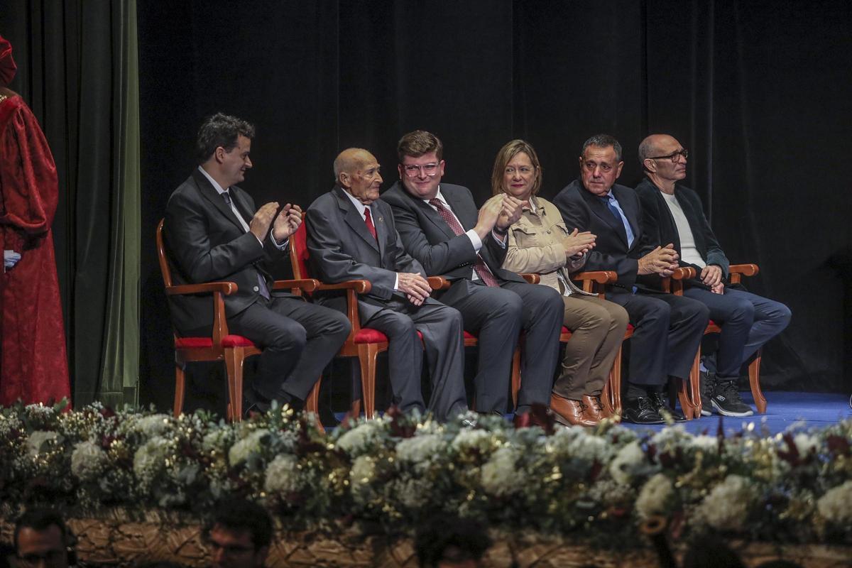 José María Almira recibe el aplauso del resto de premiados, en el Día de la Constitución en el Gran Teatro de Elche