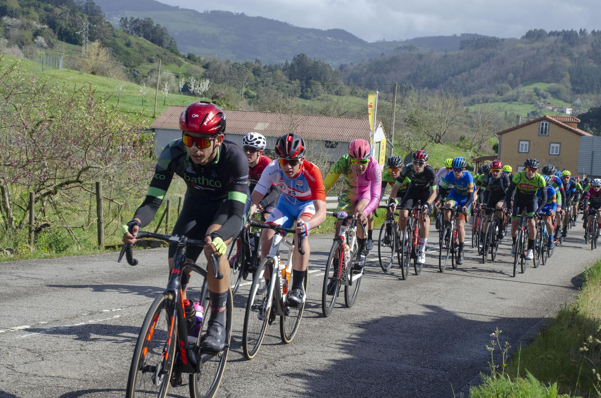 Tragedia en una carrera ciclista en Pravia: un hombre irrumpe con un coche robado y mata a un guardia civil tras arrollarlo