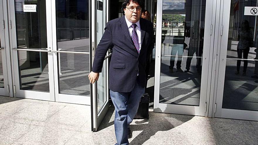 El abogado José Luis Mazón, a la salida de los juzgados. | JUAN CABALLERO