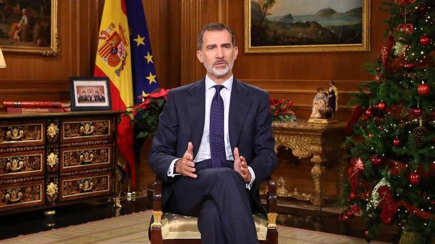 Felipe VI, en el palacio de La Zarzuela, durante su mensaje de Navidad. // Casa de S. M. el Rey