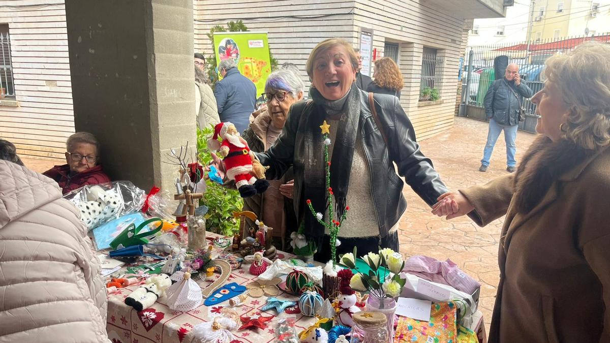 Las voluntarias han realizado las artesanías.