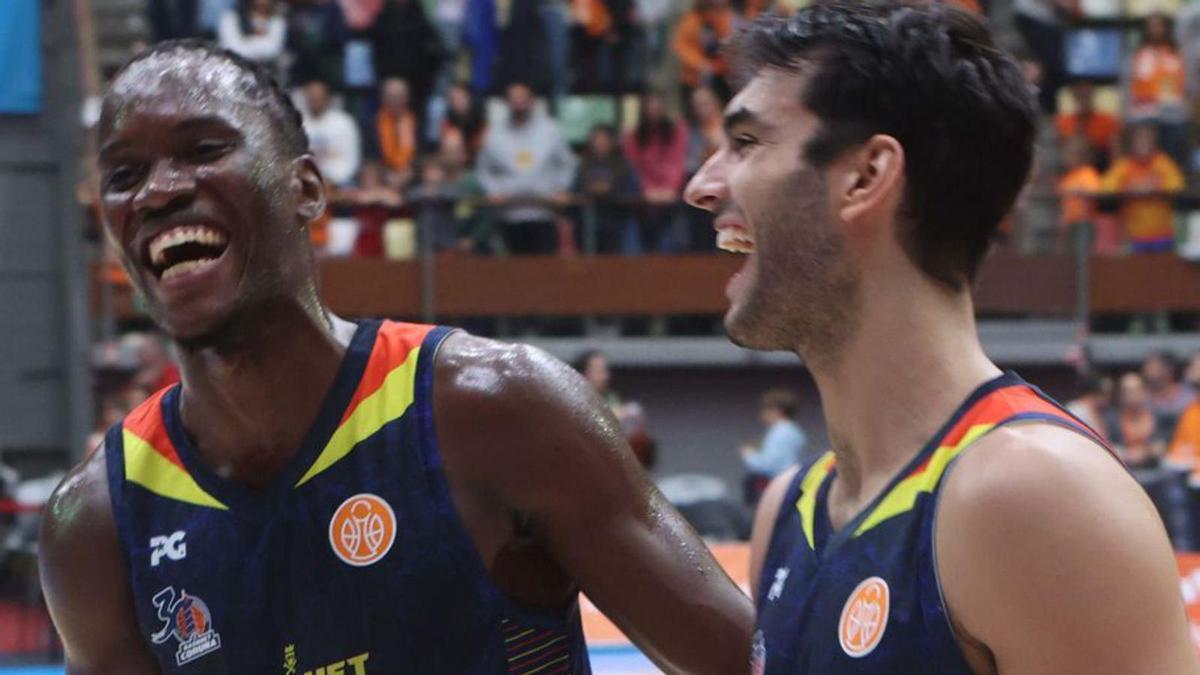 Macachi Braz, junto a Jacobo Díaz en un partido del Leyma en el Coliseum esta temporada.