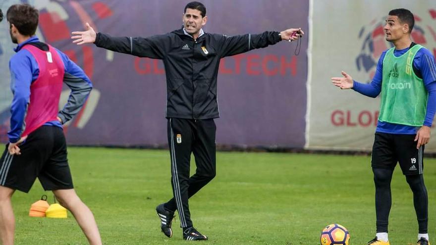 Hierro da órdenes en el entrenamiento de ayer.