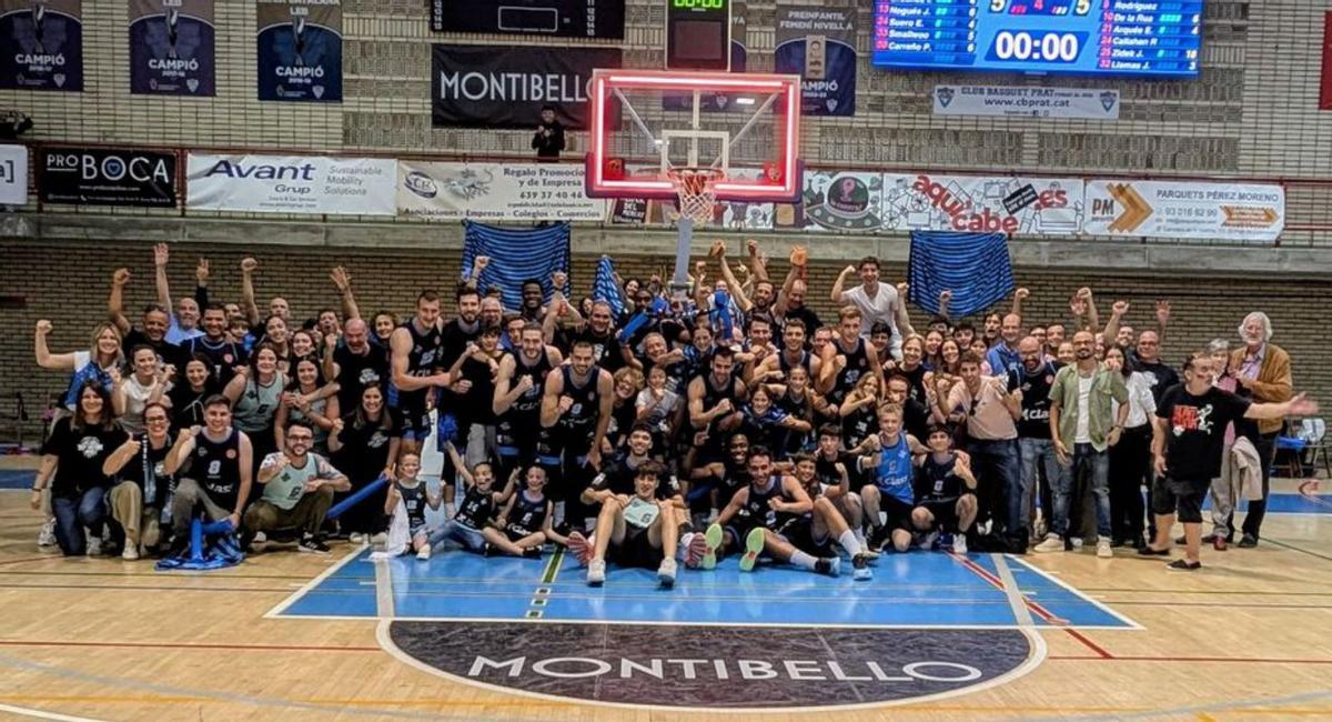 La plantilla y la afición desplazada celebra la victoria. | CBSA