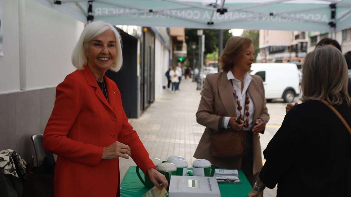 Hortensia Herrero, en una de las mesas de la cuestación contra el cáncer en 2025.
