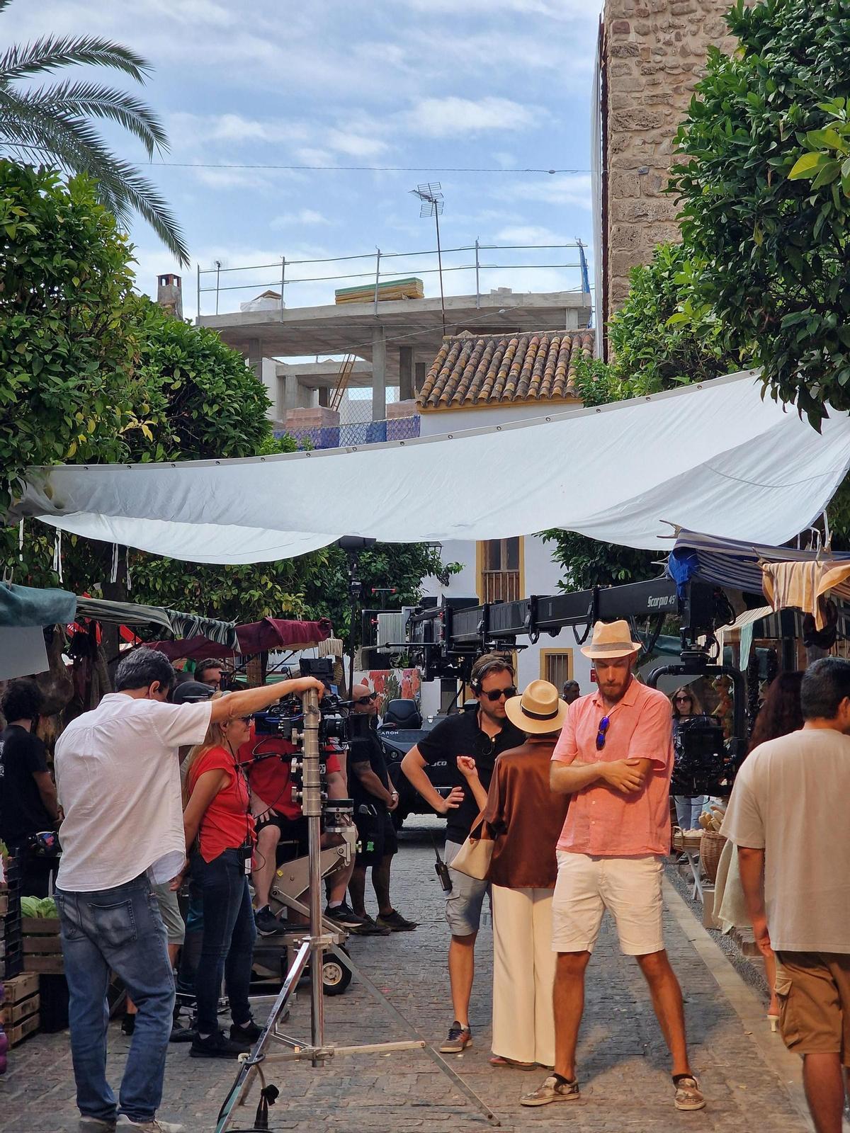 El mercado falso fue realizado en la plaza de Marbella para el rodaje.