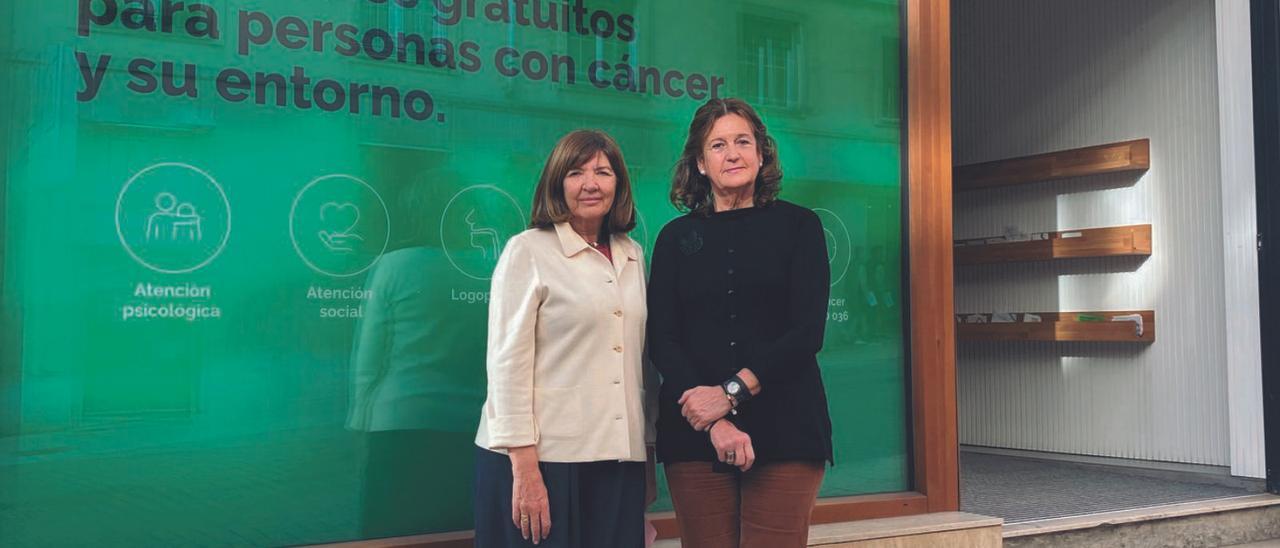 Por la izquierda, Margarita Fuente, presidenta en funciones de la AECC en Asturias, junto a su vicepresidenta, Margarita Collado, a la entrada de la nueva sede de la organización en Viaducto Marquina.