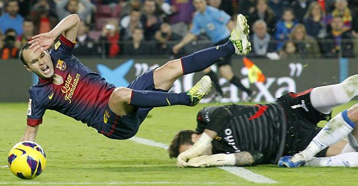 Andrés Iniesta cau arran d’una entreda durant el partit contra el Saragossa, el 17 de novembre. Andrés Iniesta cau arran d’una entreda durant el partit contra el Saragossa, el 17 de novembre.