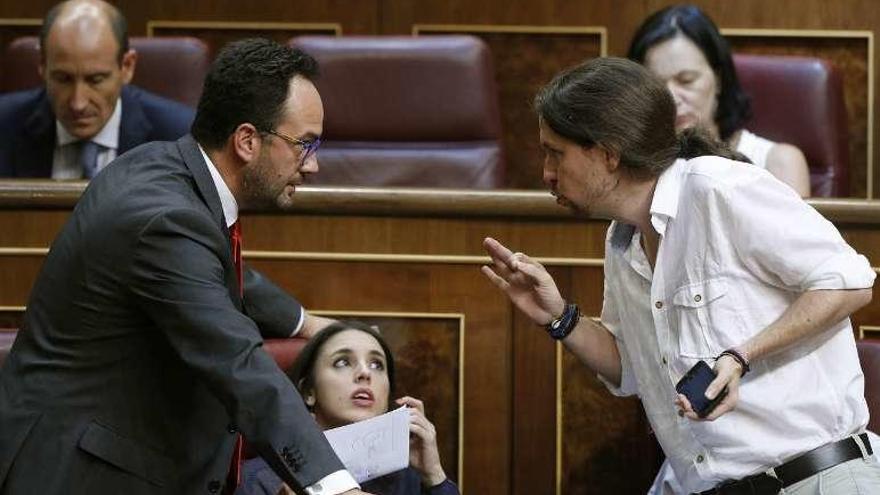 Iglesias, dialogando con el portavoz del PSOE, Antonio Hernando. // Efe