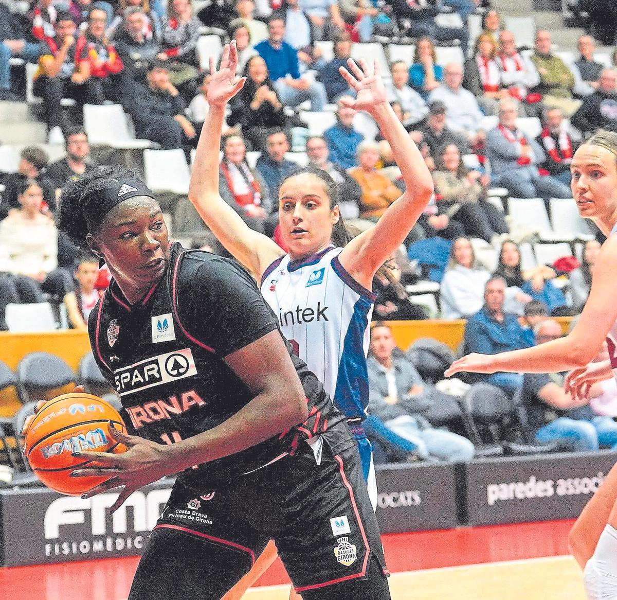Mariam Coulibaly protegeix la pilota en una acció del partit de dissabte passat contra el Gernika.