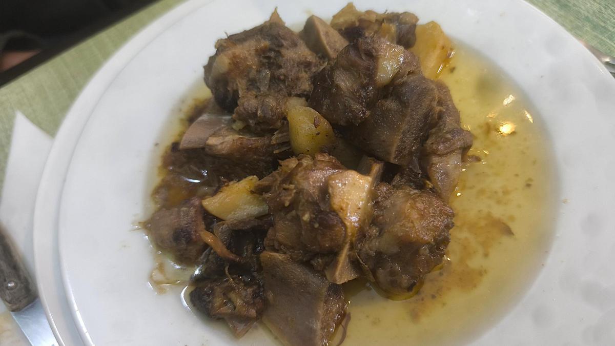Las costillas al ajillo del menú del día de Bar Sandra.