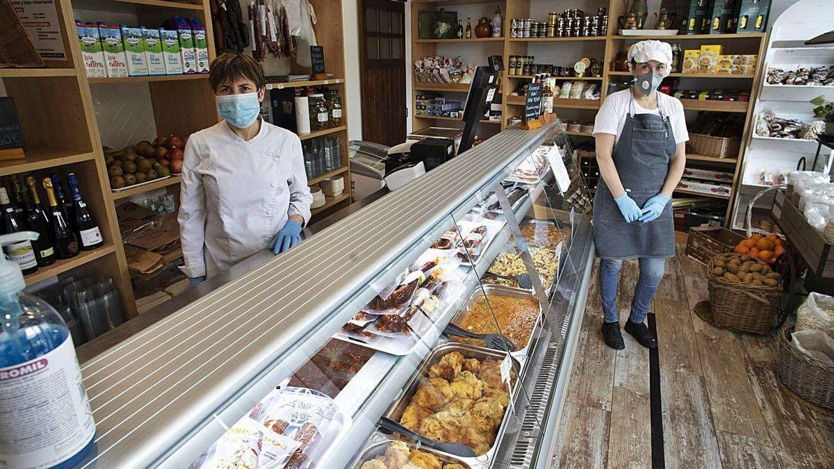 Arancha Burgueño y Nieves Álvarez Vázquez, comerciantes, en una tienda de La Arena.