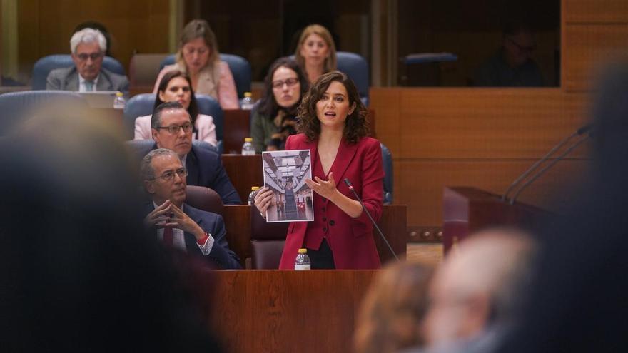 Ayuso promete nuevas prestaciones sanitarias y un centro para pacientes de ELA para aplacar las críticas por el servicio sanitario