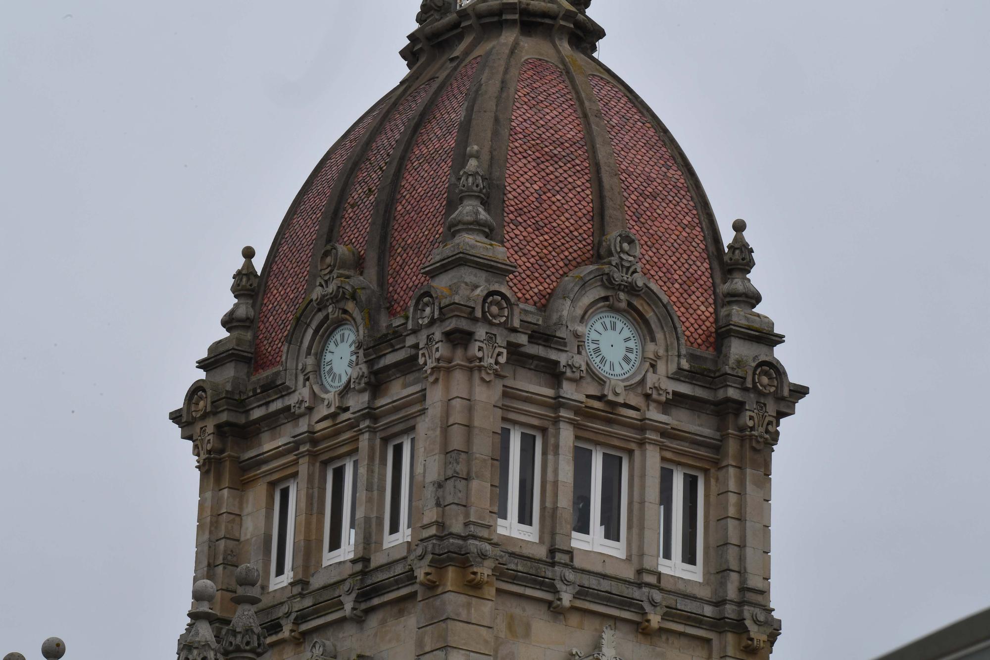 El Concello restaura el reloj de María Pita tras 20 años de su última reforma