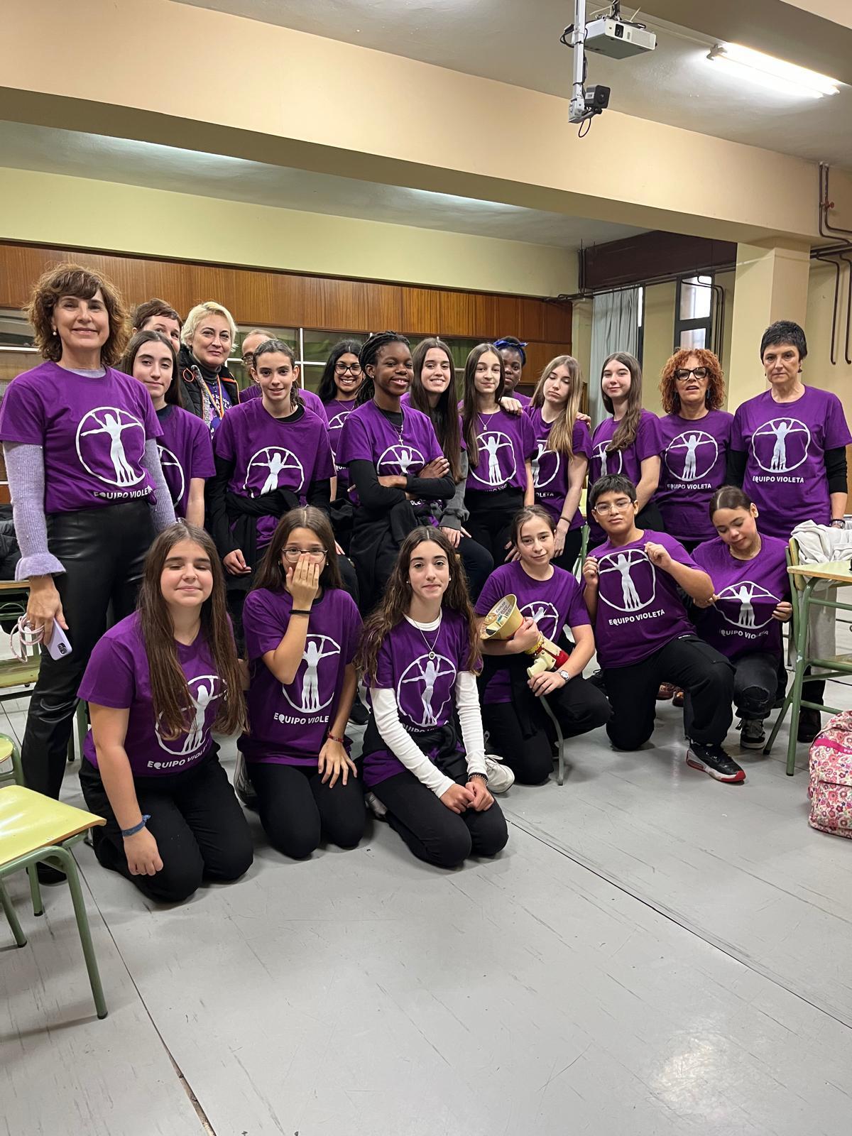 Alumnos y profesoras del "Equipo Violeta", en el I.E.S Doña Jimena de Gijón