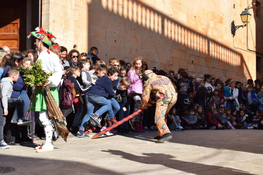 Los 'cossiers' de Algaida bailan en homenaje a su patrón Sant Honorat