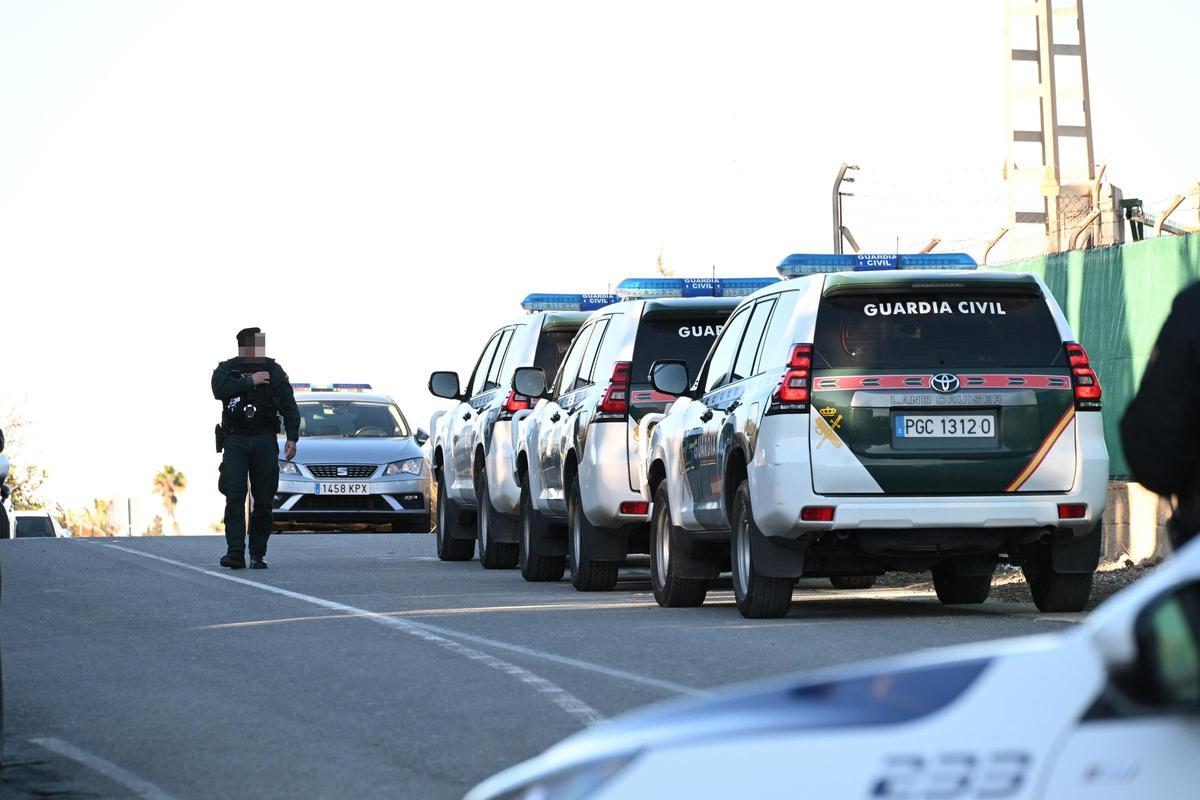 Un doble crimen mantiene acordonada una urbanización de Elche con un implicado atrincherado