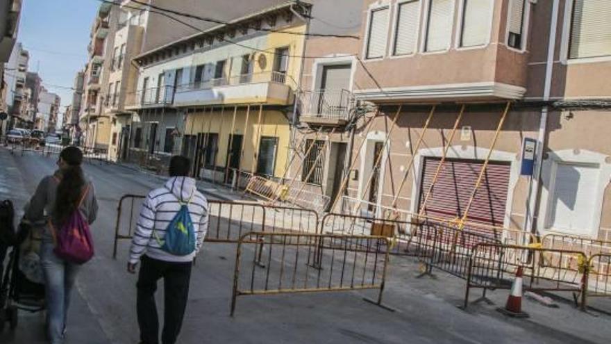 Imagen de la calle Salitre, cerrada desde hace dos años y medio y con cuatro casas desalojadas.