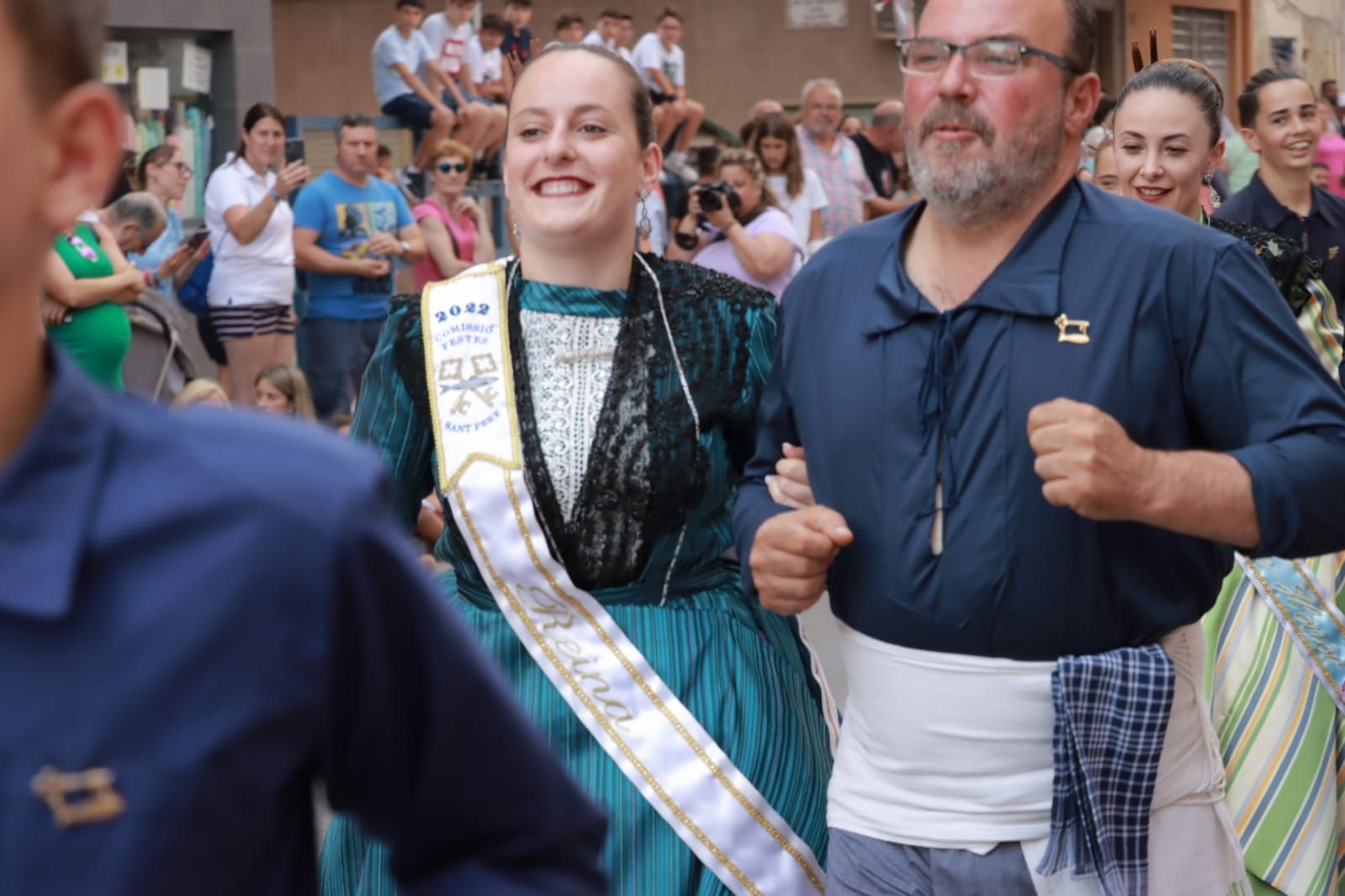 Fiestas de Sant Pere: Colorido desfile en la previa del 'bou al carrer'