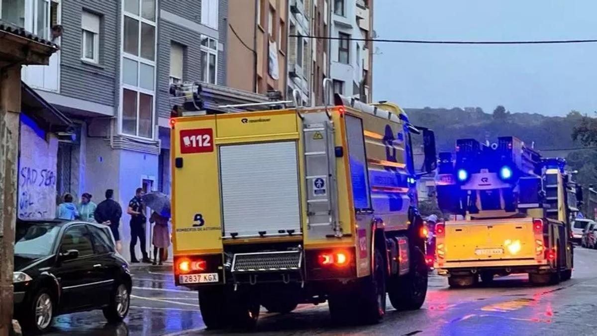 Bomberos sofocan un incendio en la Avenida de Gijón de Pola de Siero, el pasado mes de octubre.