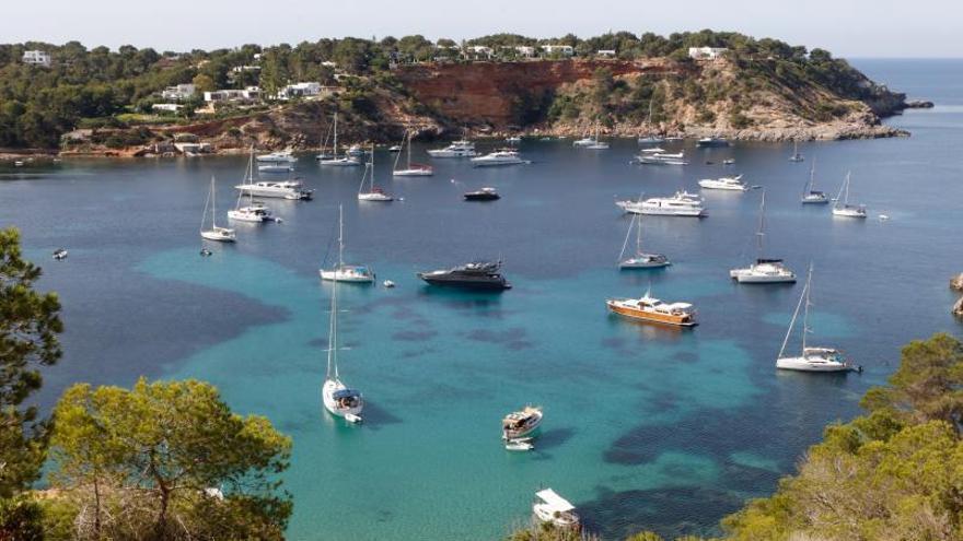 Más de 2.000 embarcaciones han fondeado este verano sobre posidonia en aguas de Ibiza