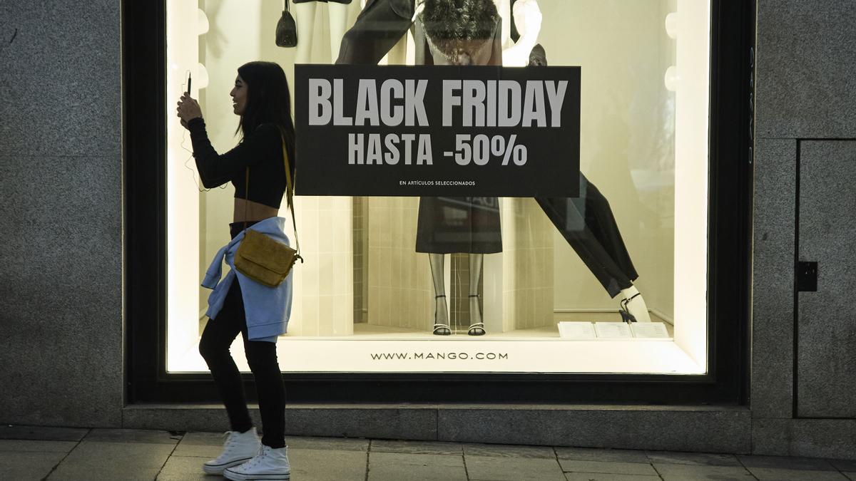 Una tienda anuncia descuentos por el Black Friday.