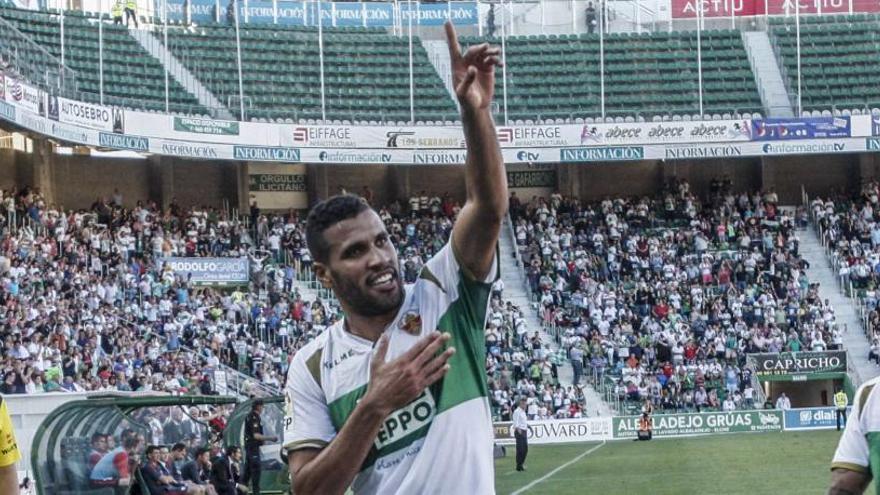 Jonathas celebra un gol con el Elche en la temporada 2014-2015