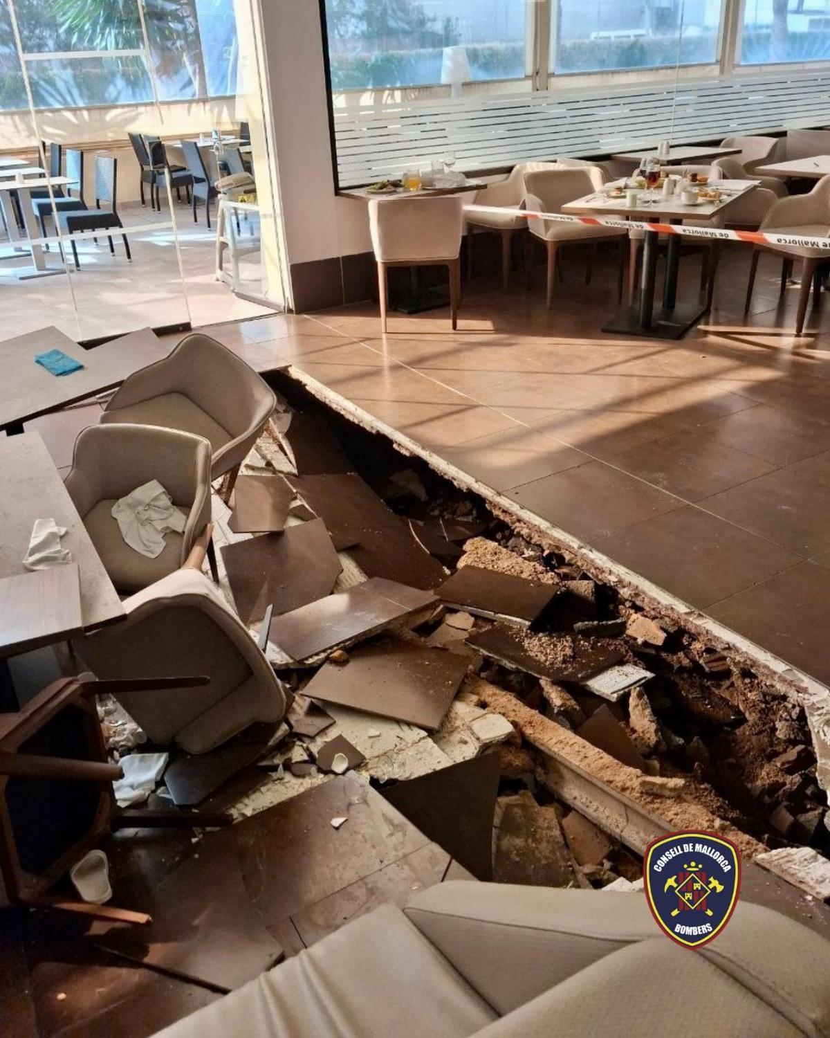 El derrumbe dejó a la vista el forjado sanitario en el suelo del hotel.