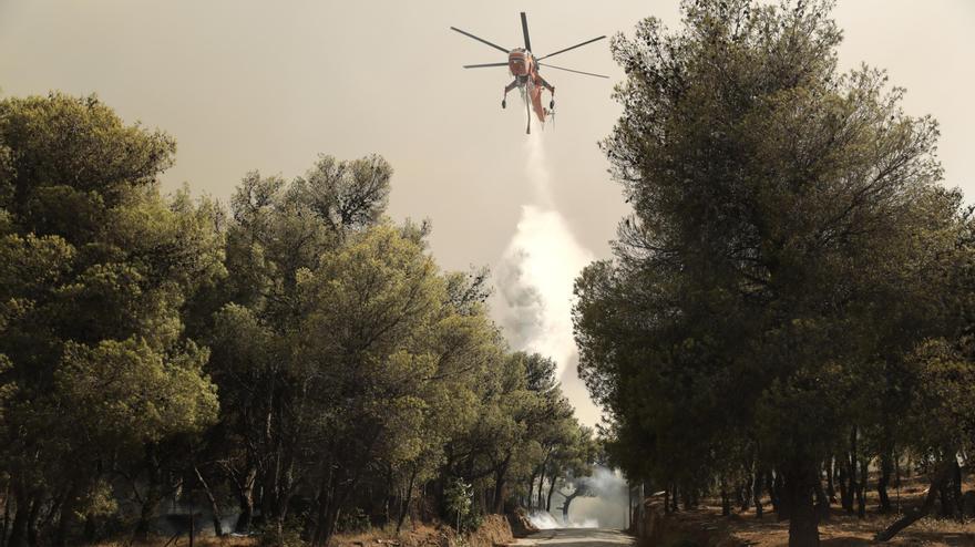 En imágenes | Una ola de incendios cerca Atenas