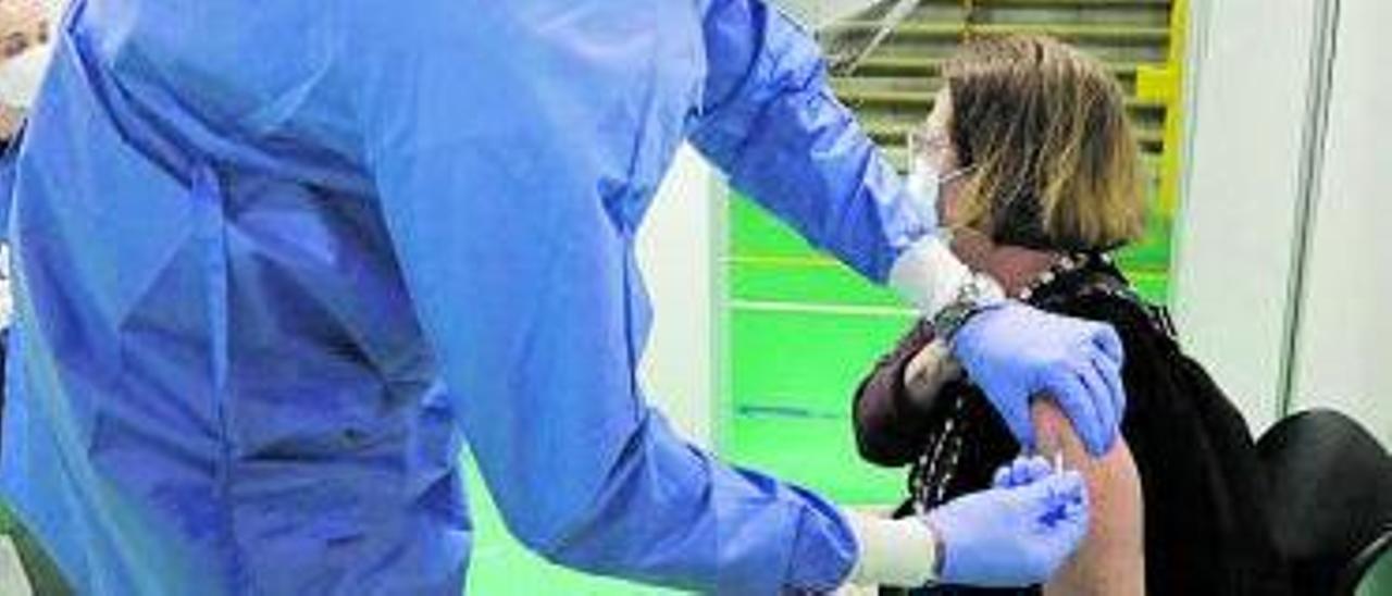 Una mujer recibe una dosis de la vacuna contra el covid.