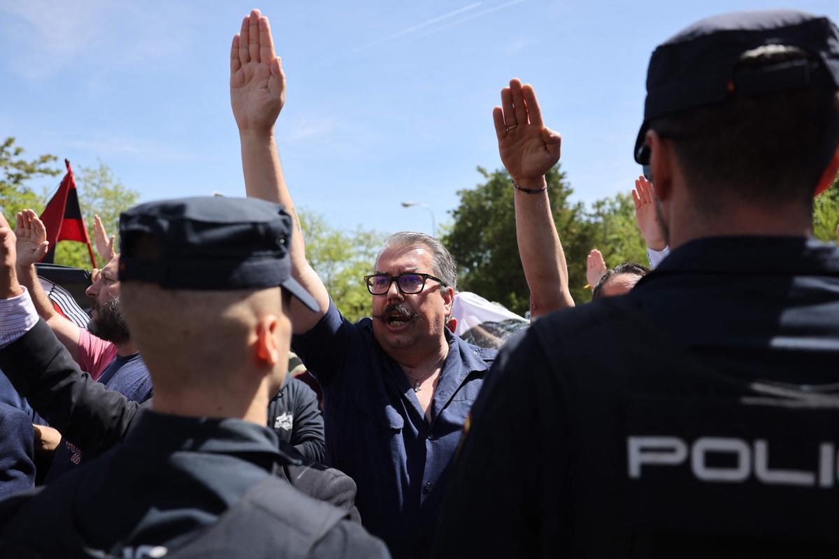 Incidentes a la llegada de los restos de Primo de Rivera al cementerio de San Isidro