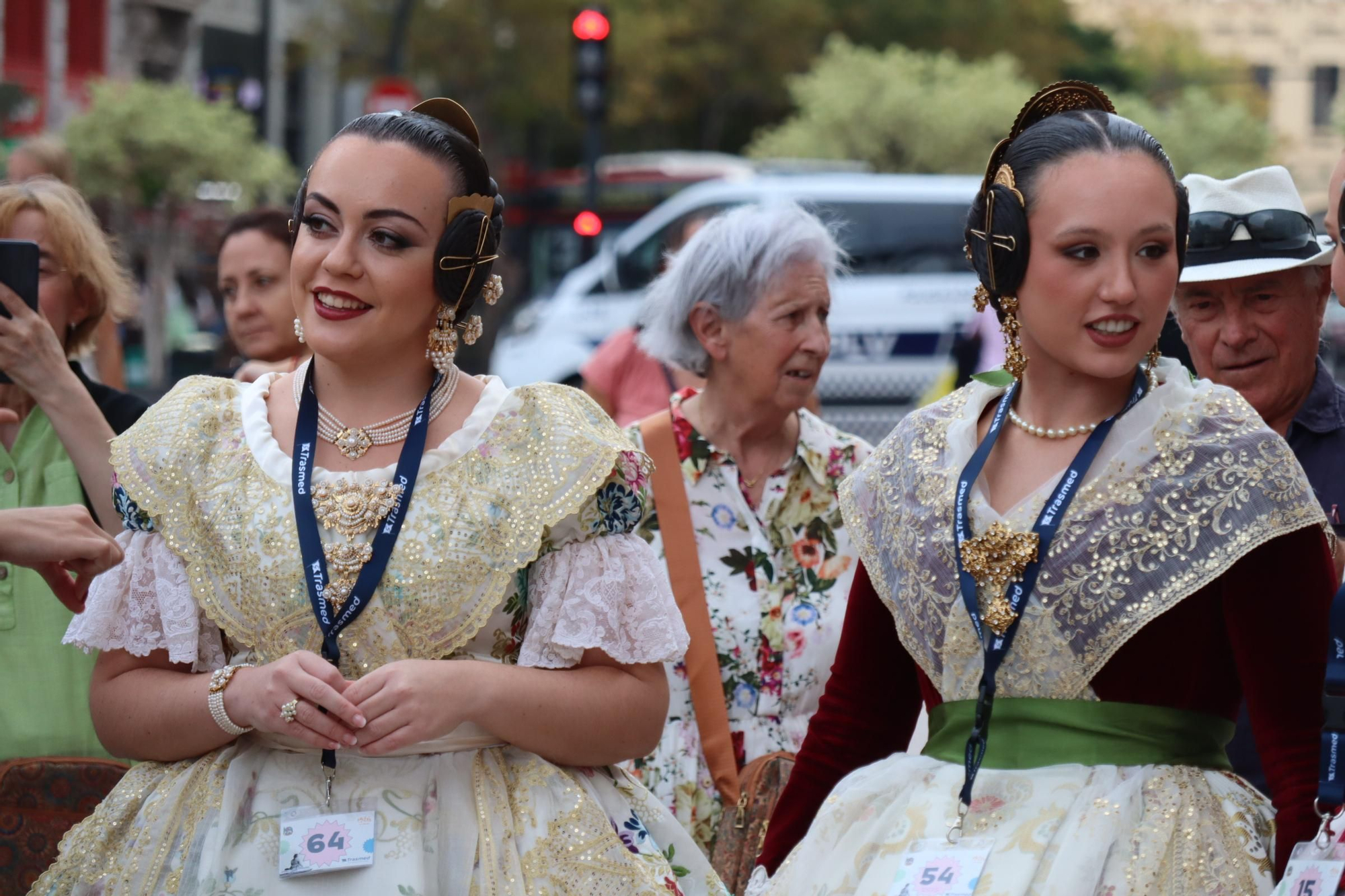 Concentración fallera en la Plaza del Ayuntamiento con las candidatas a FMV2025