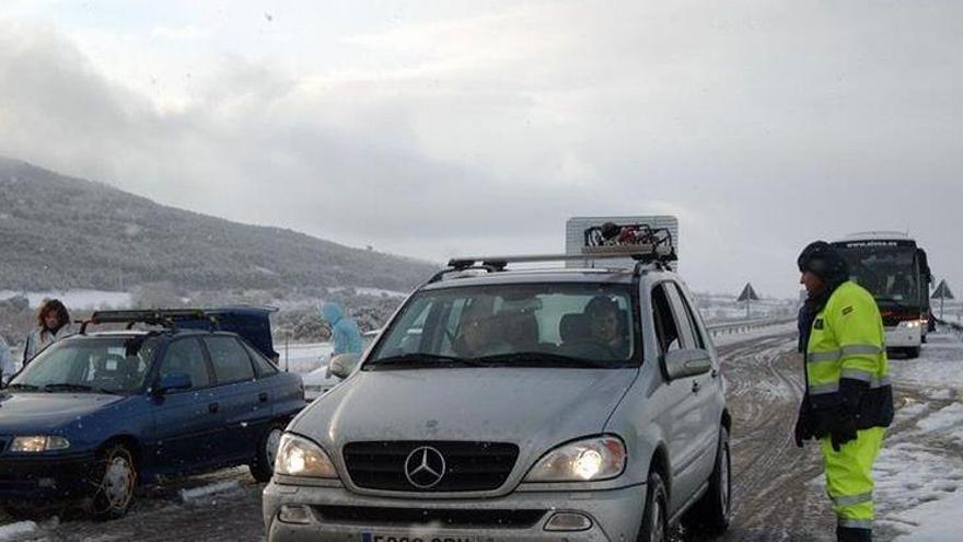 La nieve obliga a cortar al tráfico la A-2705 a la altura de Valdelinares