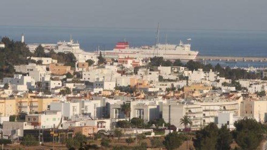 Vista parcial de la ciudad de Eivissa, con es Botafoc al fondo.