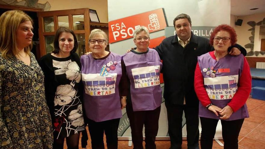 Jesús Cabrales junto a las premiadas y a Adriana Lastra.