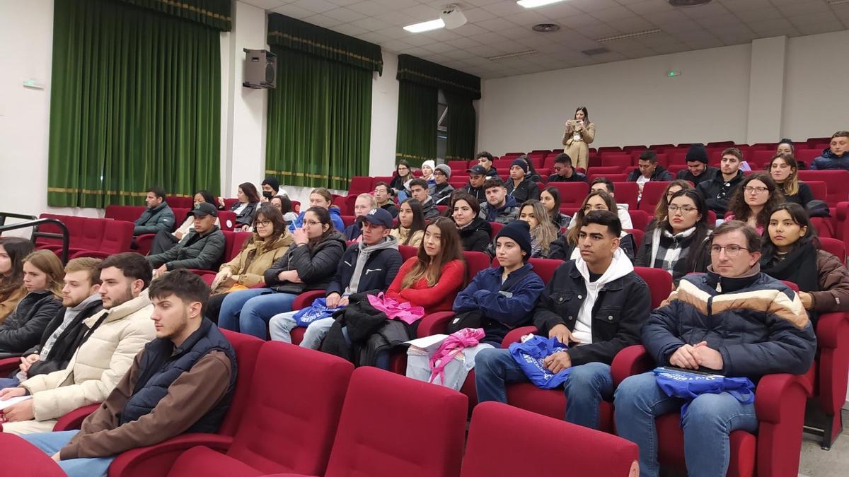 Alumnos internacionales en el acto de bienvenida celebrado ayer en la Facultad de Filosofía y Letras de Cáceres.