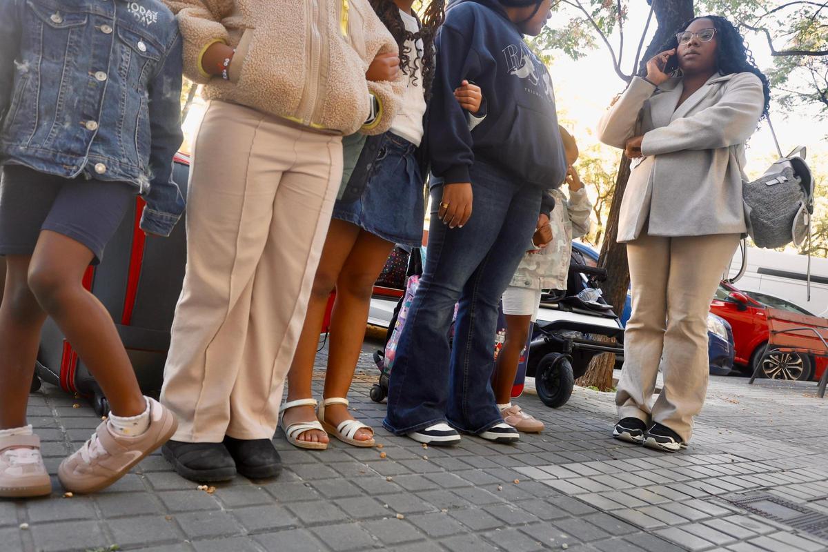 La mujer y sus cinco hijas, en la calle con sus cosas.