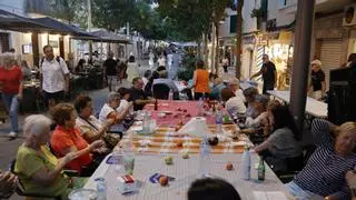 Vecinos de Santa Catalina cenan 'a la fresca' en la calle Fàbrica, el epicentro de las terrazas: "Queremos recuperar lo que era nuestro"