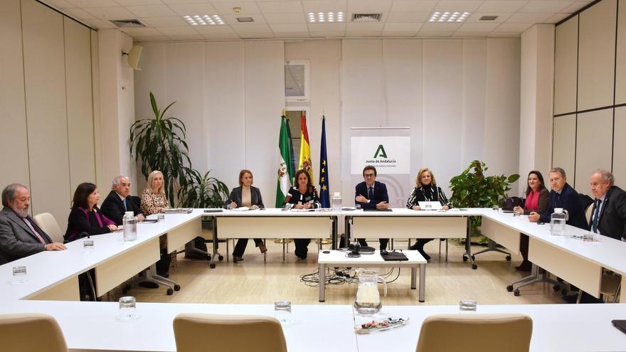 Reunión de la consejera de Salud y Consumo de la Junta, Catalina García, con el Consejo Andaluz de Colegios de Médicos