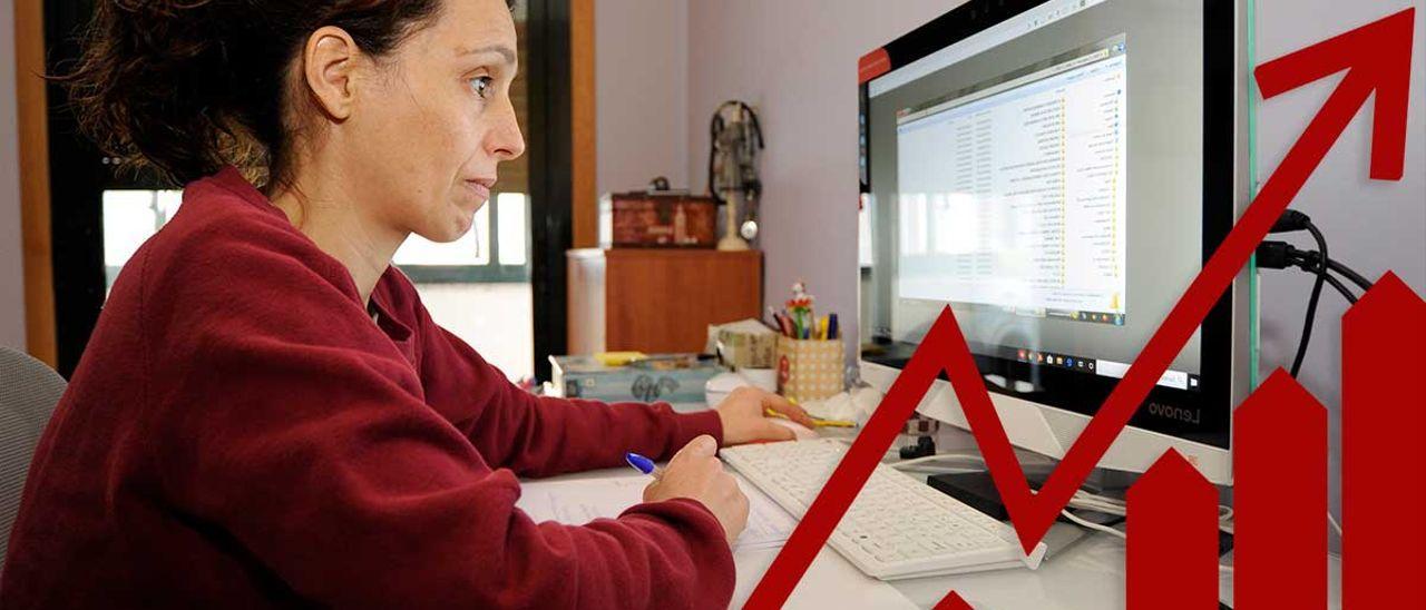 Una mujer teletrabajando.