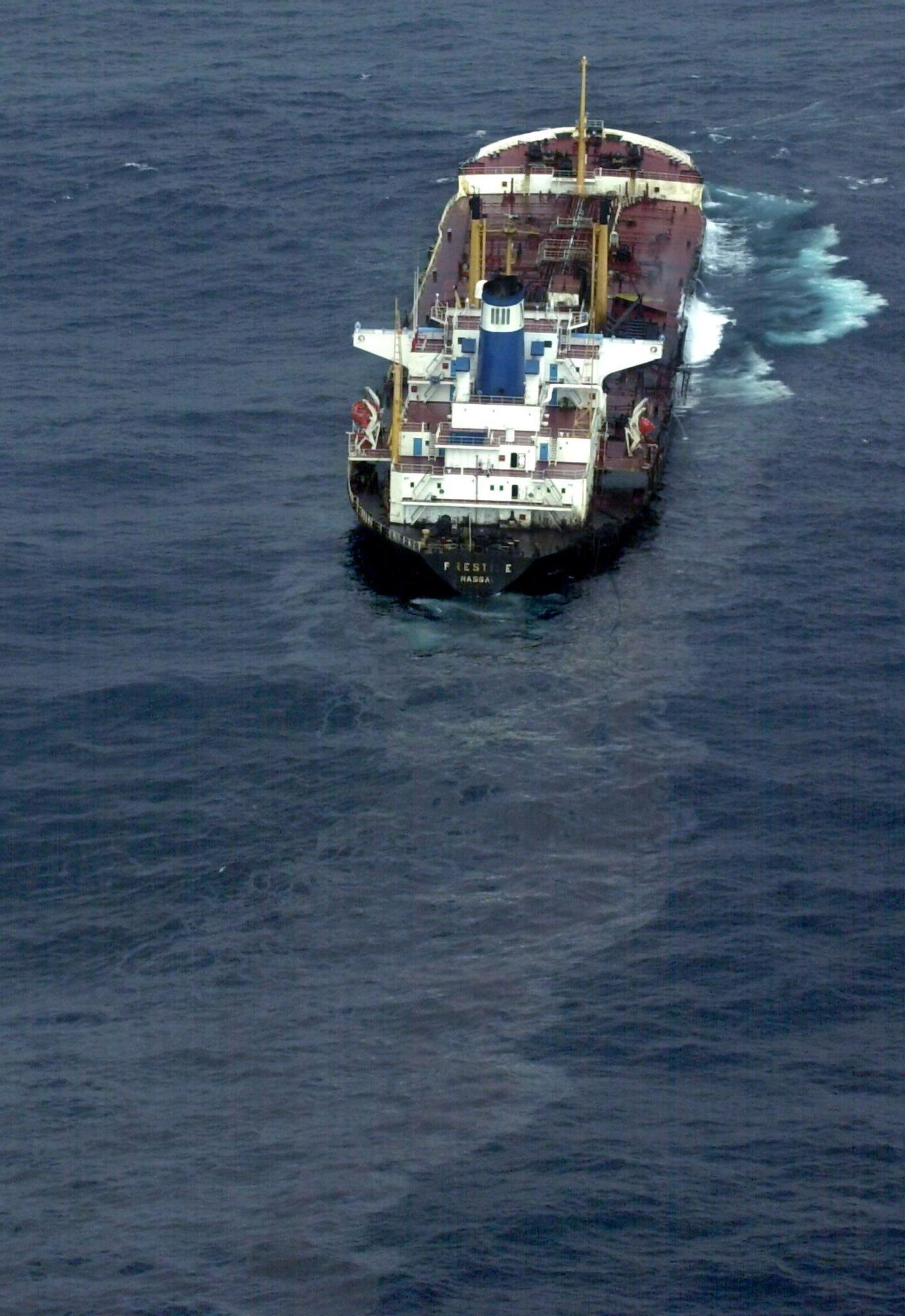 El petrolero Prestige cuando estaba siendo remolcado a escasas millas de la costa gallega antes de hunidrse en 2002 Lavandeira Jr (6).jpg