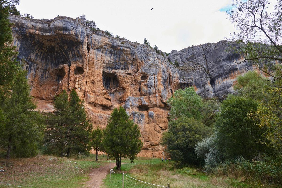 El parque está bordeado por imponentes paredes calizas