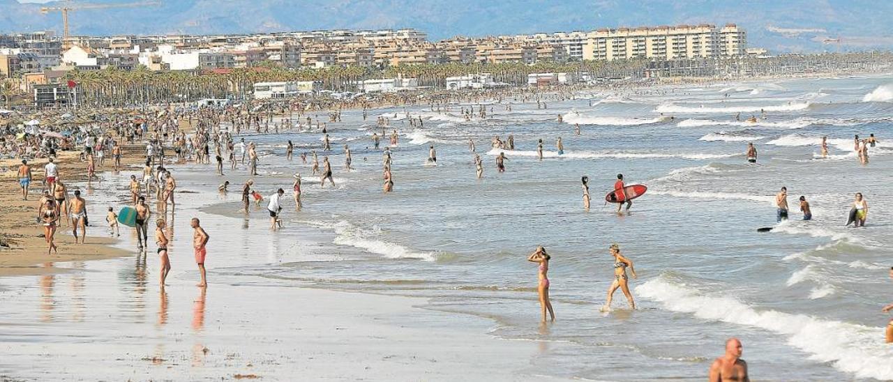 Cientos de personas aprovecharon el pasado fin de semana para bañarse en las playas de València (en la imagen, Las Arenas).