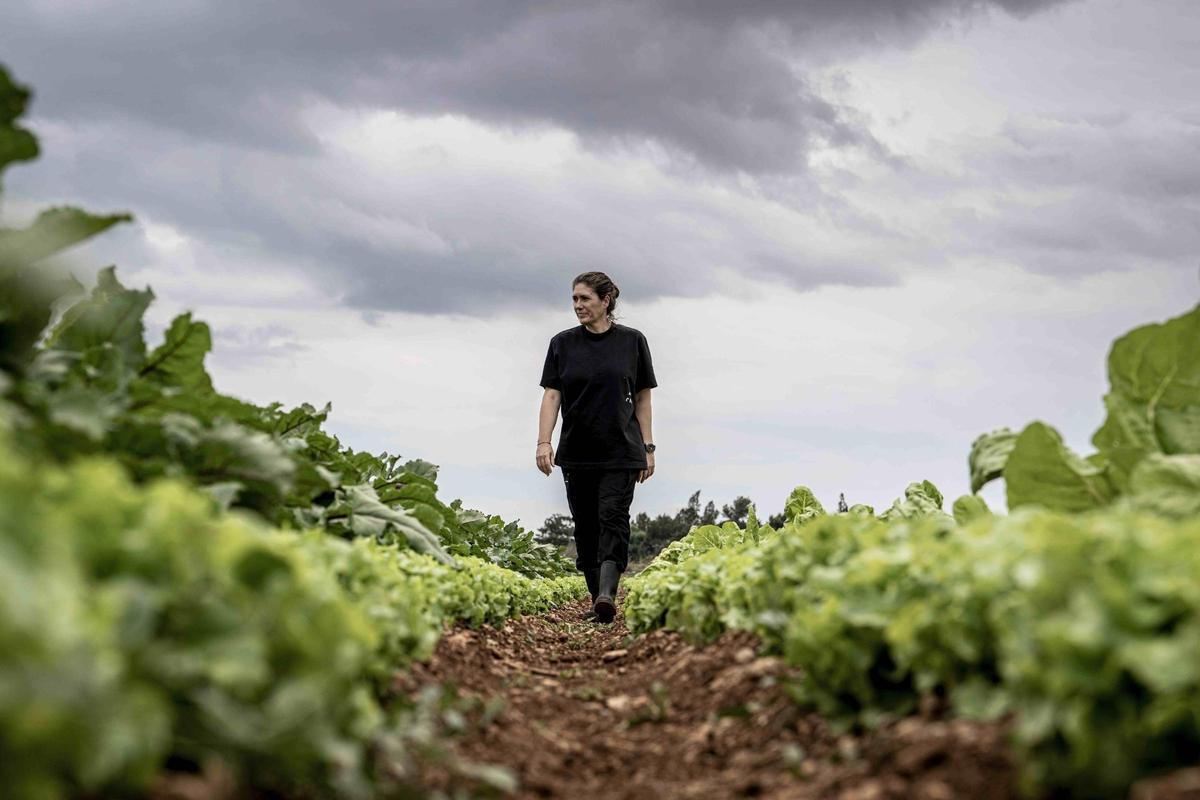 Maca de Castro recorre el huerto del que se provee para su cocina.