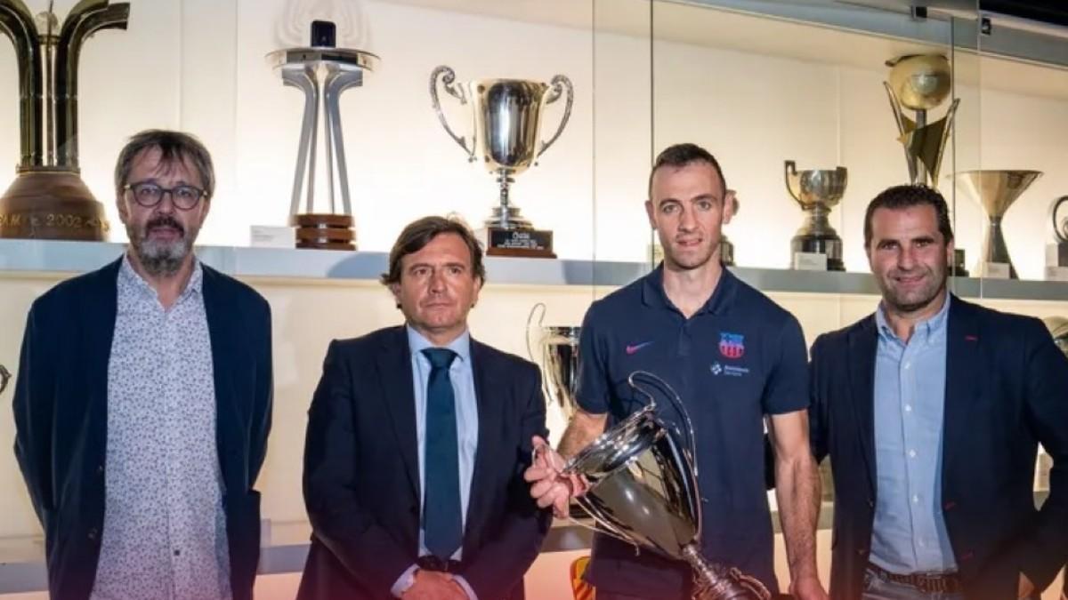 El Barça de hockey patines entregó la Supercopa en el Museo