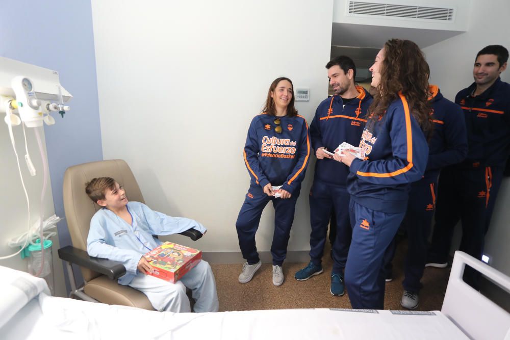 Los jugadores del Valencia Basket visitan La Fe